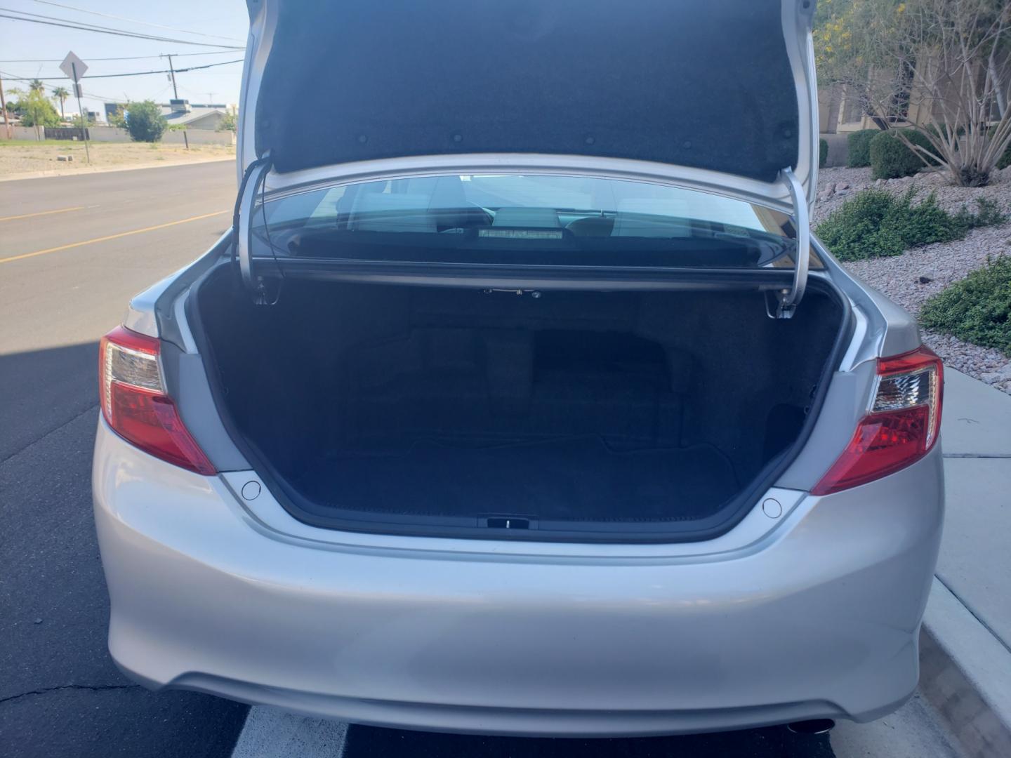 2014 /gray and black Toyota Camry Hybrid lx (4T1BD1FK3EU) with an 3.5L V6 DOHC 24V engine, 5-Speed Automatic transmission, located at 323 E Dunlap Ave., Phoenix, AZ, 85020, (602) 331-9000, 33.567677, -112.069000 - Photo#19